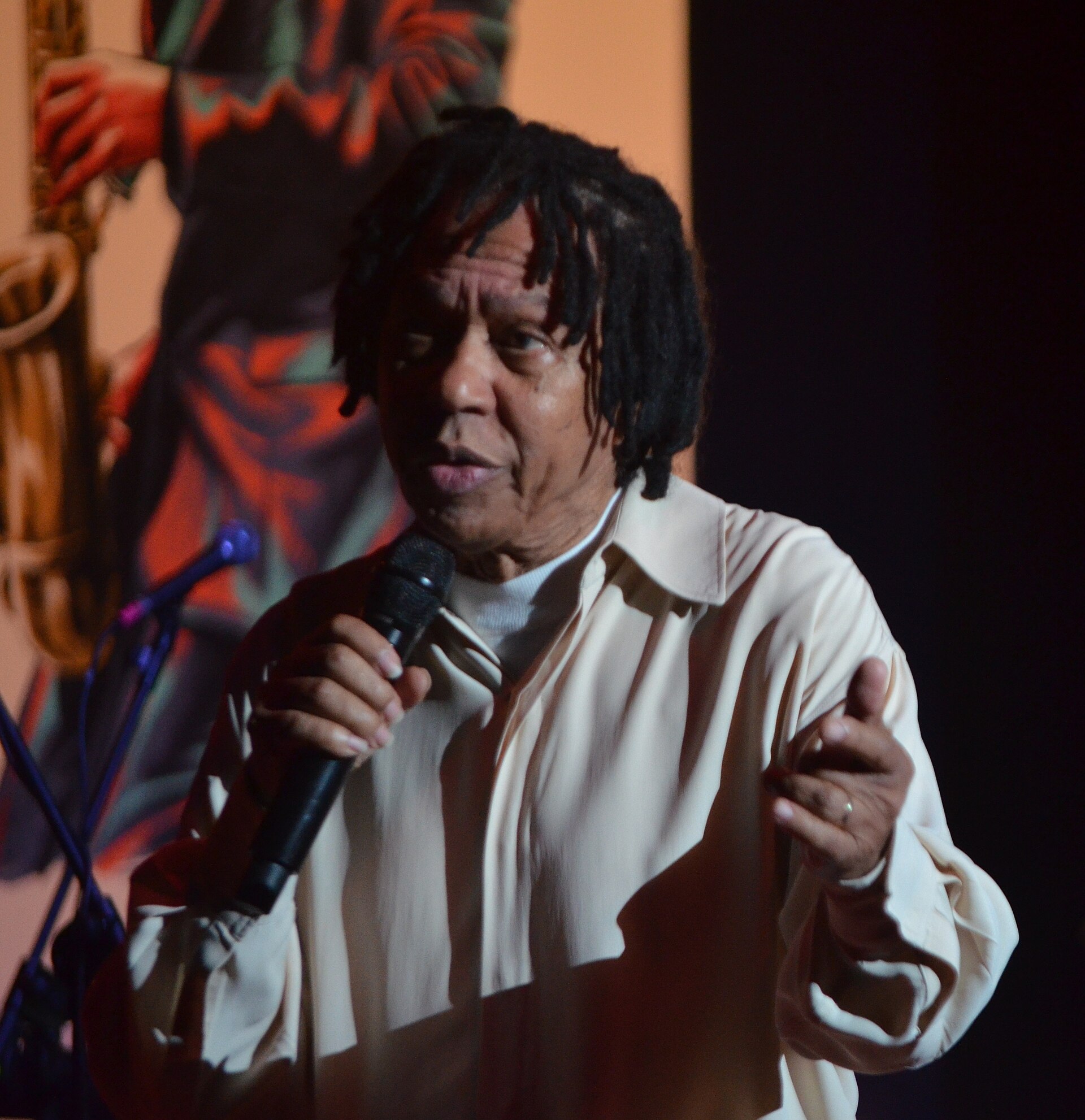 Imagem de referência de Djavan, descrito nos dados abertos como cantor, compositor, produtor musical e violonista brasileiro