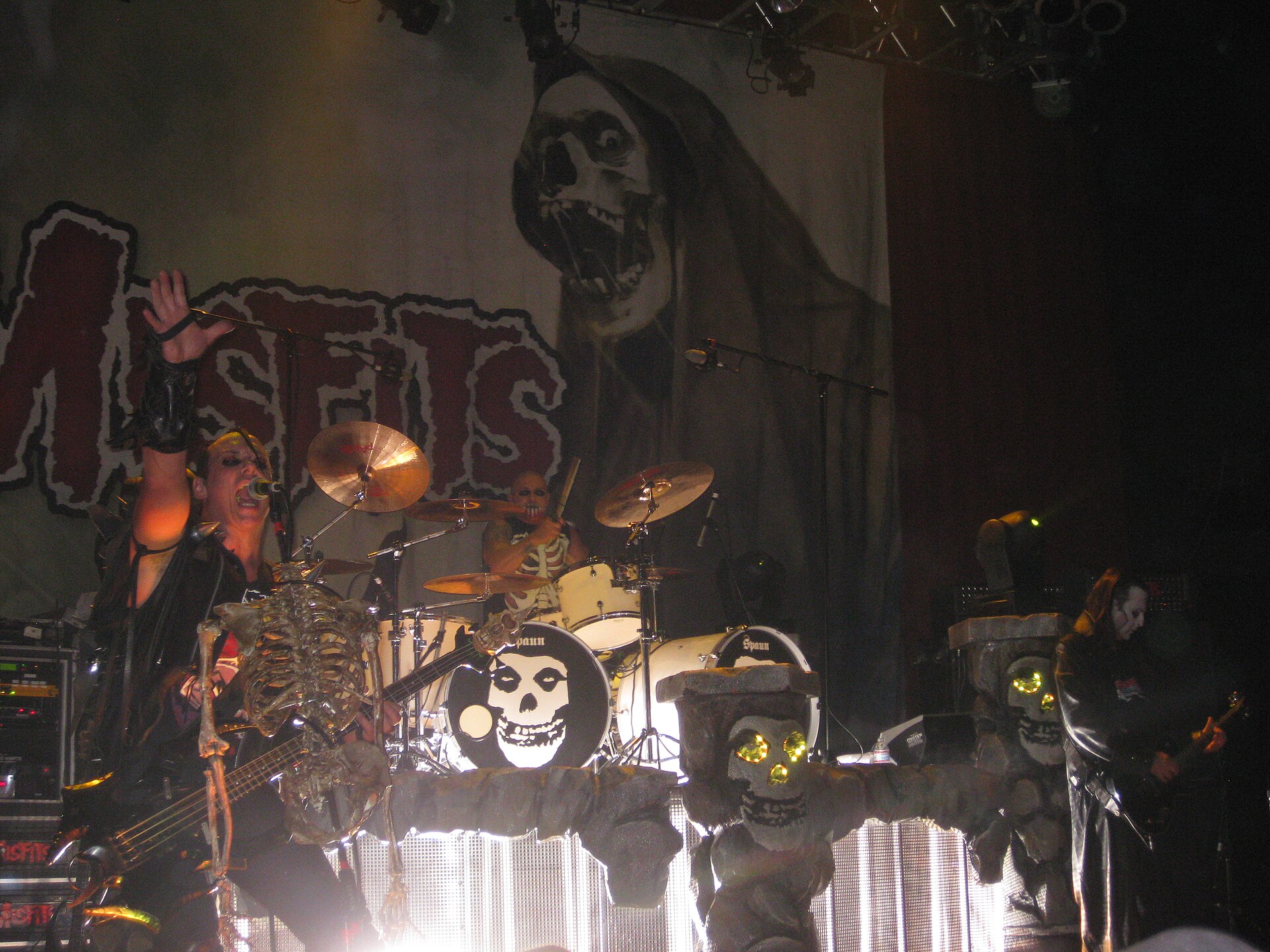 Imagem de referência de Misfits, descrito nos dados abertos como banda de punk rock